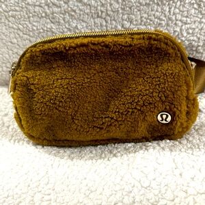 Lululemon everywhere belt bag fleece.
